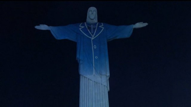 Cristo Redentor é ‘vestido’ de Silvio Santos em homenagem