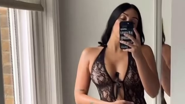 Filha de Madonna posa com macacão transparente e destaca fio dental