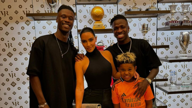 Kim Kardashian e filho vão à casa de Vini Jr.