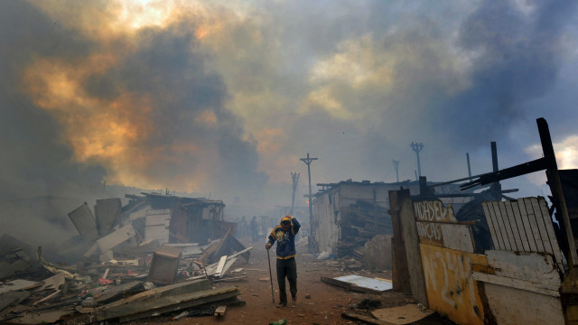 Incêndios cobrem cidades de SP de fumaça e fecham rodovias, e gestão Tarcísio cria gabinete de crise