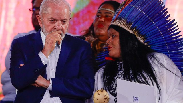 Índios tupinambá reencontram manto sagrado após 335 anos na Europa