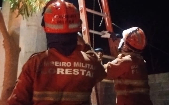 Bombeiros resgatam homem preso em caixa d’água em Chapada dos Guimarães