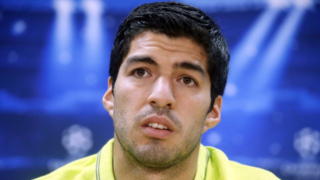 Suárez se emociona ao anunciar aposentadoria da seleção uruguaia: ‘A chama não se apagou’