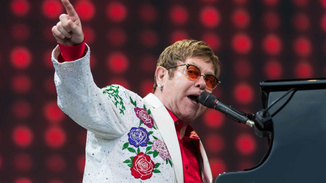 Elton John luta contra infecção no olho que limita a visão