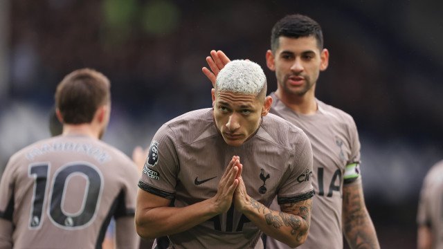 Demitido e divorciado: ex-assistente coloca Richarlison em tribunal