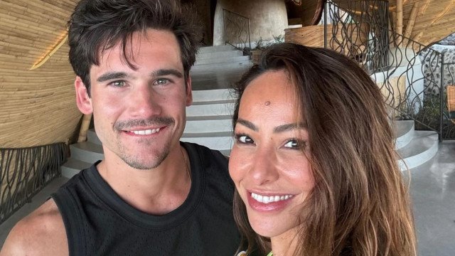 Sabrina Sato exibe anel de noivado com Nicolas Prattes