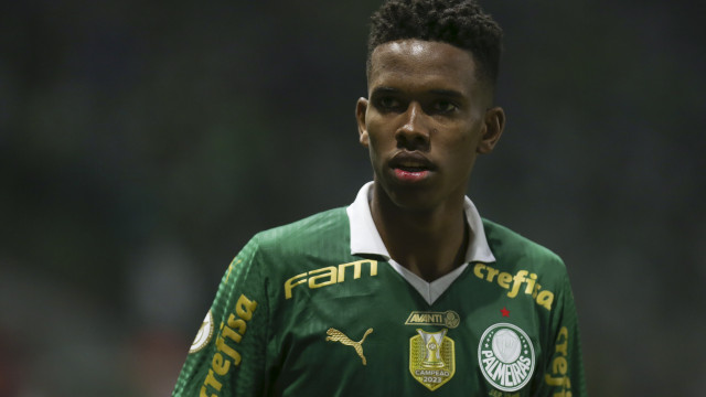 Estêvão faz golaço, Palmeiras vence Athletico e cola na ponta do Brasileiro