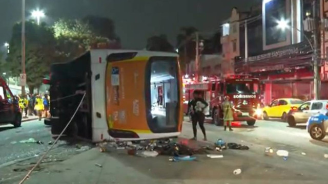 Ônibus tomba em descida de viaduto no Rio de Janeiro e deixa 26 feridos