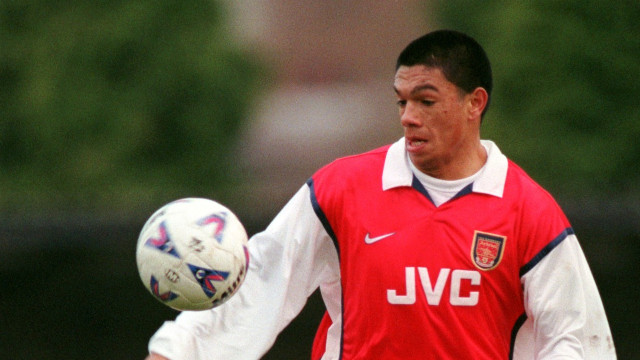 Ex-Arsenal sofre ataque cardíaco jogando futsal e morre aos 46 anos