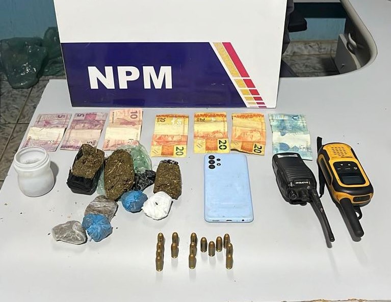 Polícia Militar apreende adolescente e prende homem por tráfico de drogas em Carlinda