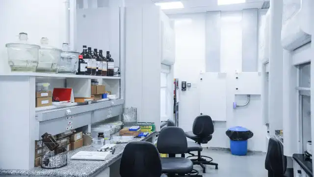 Meia é flagrado por doping, abre mão da contraprova e tem contrato suspenso pelo Criciúma