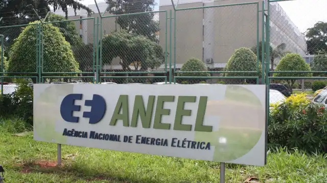 Diretor da Aneel se declara impedido e trava discussão sobre Amazonas Energia