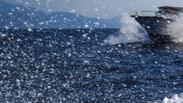 Turista de SP morre em passeio após tempestade de granizo afundar lancha em MG