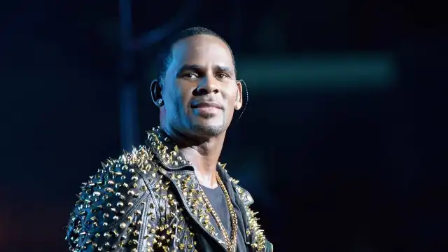 Filha de R. Kelly diz que foi assediada sexualmente pelo cantor durante a infância