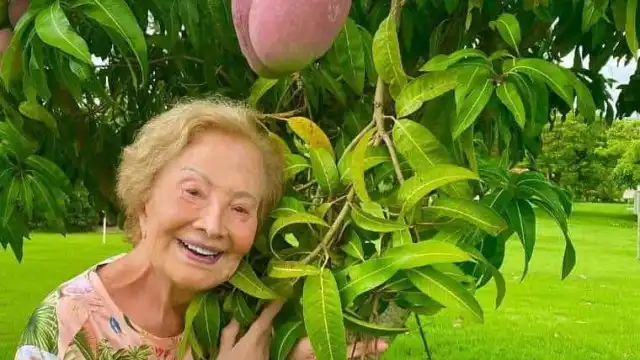 Glória Menezes completa 90 anos