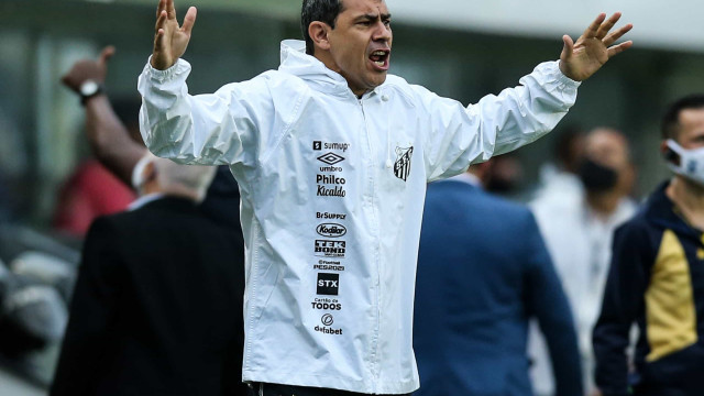 Carille reclama de postura do Santos em vitória suada contra o Ceará: ‘Entregamos muito a bola’