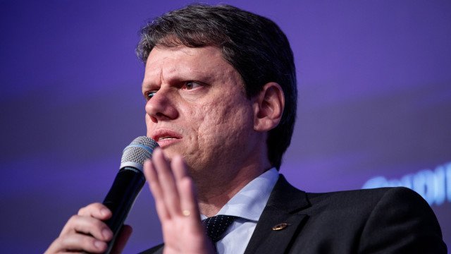 Governo Tarcísio planeja terceirizar manutenção de 134 escolas antigas da capital