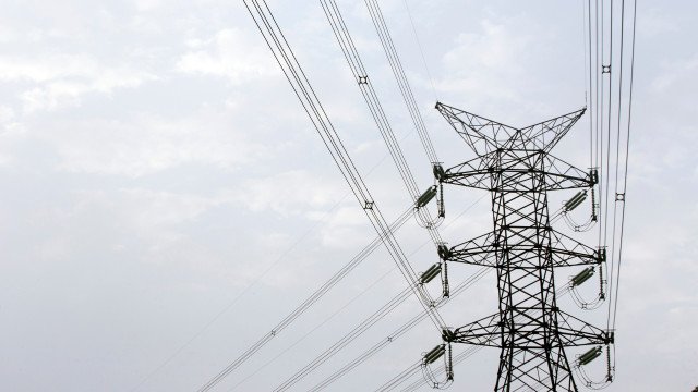 Explosão em subestação deixa parte do Grande Recife sem energia e 3 feridos
