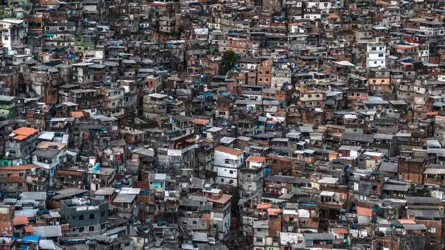 Urbanizar favelas reduz impacto da crise climática