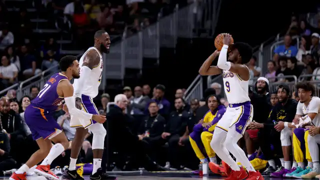 LeBron e Bronny fazem história ao jogarem juntos na NBA; veja as imagens