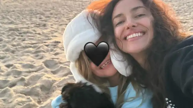 Irina Shayk compartilha momento raro com a filha em dia de praia