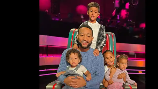 John Legend mostra 1.ª fotografia dos 4 filhos na cadeira do ‘The Voice’