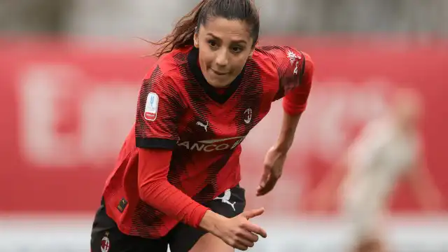 Refugiada e médica, atleta do Milan costura própria perna após lesão