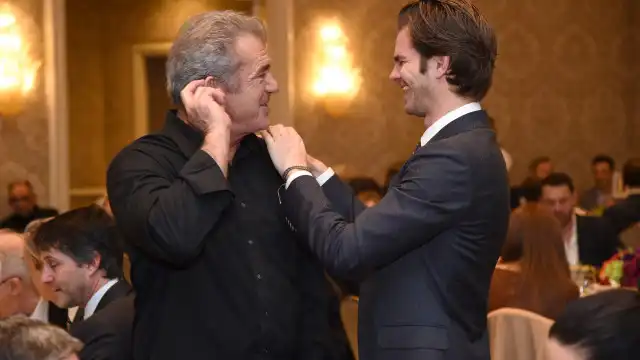 Andrew Garfield pede outra chance para Mel Gibson: "Ele é incrível"