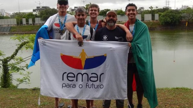 Corpos de atletas de equipe de remo são velados em cerimônia coletiva em Pelotas (RS)