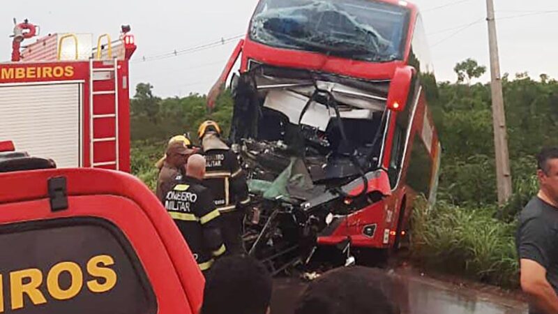 Bombeiros resgatam vítima presa às ferragens após acidente com ônibus e carreta em Cuiabá