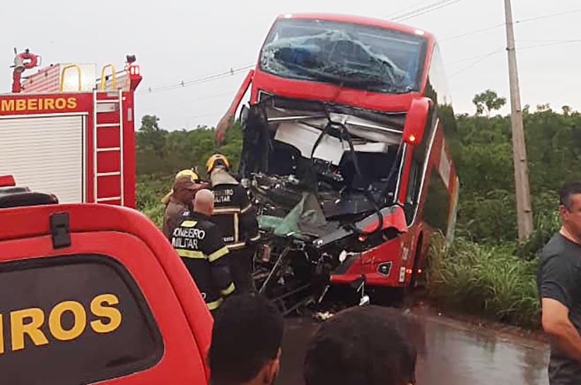 Bombeiros resgatam vítima presa às ferragens após acidente com ônibus e carreta em Cuiabá