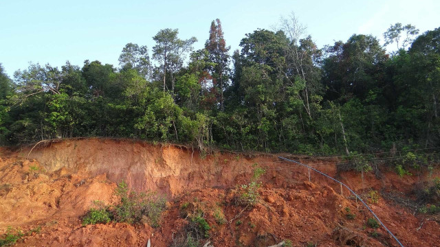 Deslizamento soterra casas e deixa ao menos um morto em Salvador
