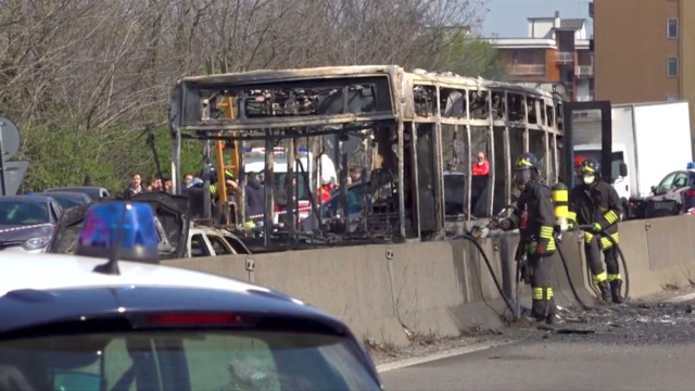 Passageiro incendeia ônibus em que viajava com outras 45 pessoas; veículo foi destruído