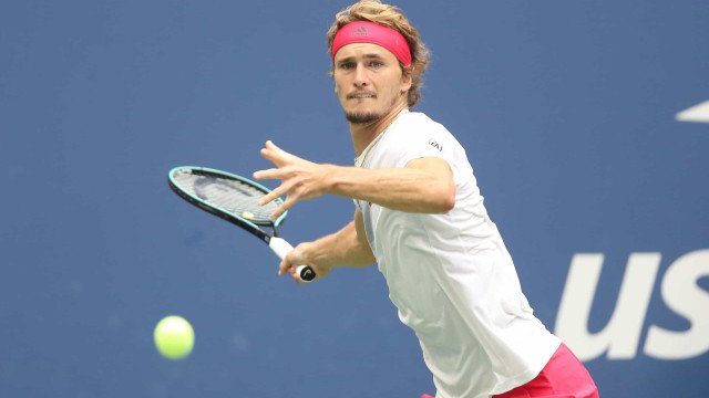 Zverev supera Ruud em duelo pelo topo da chave e fica a um set das semifinais do ATP Finals