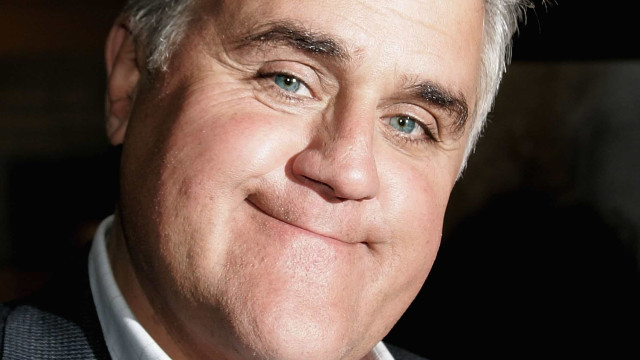 Jay Leno aparece em show com tapa-olho e hematomas após cair de penhasco