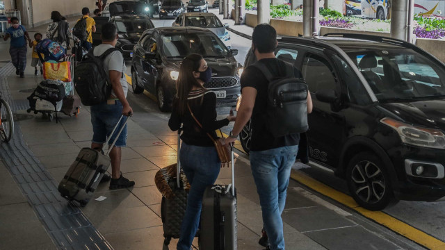 Aeroporto de Congonhas tem voos cancelados por causa das chuvas e passageiros dormem no saguão