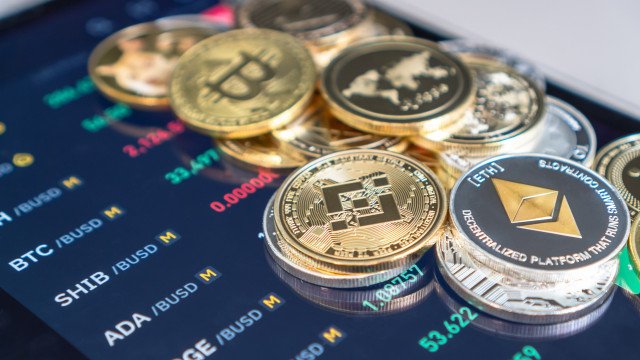 Após sequência de recordes, analistas recomendam cautela com bitcoin