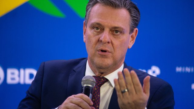 Ministro diz que embargo ao Carrefour no Brasil inclui frango