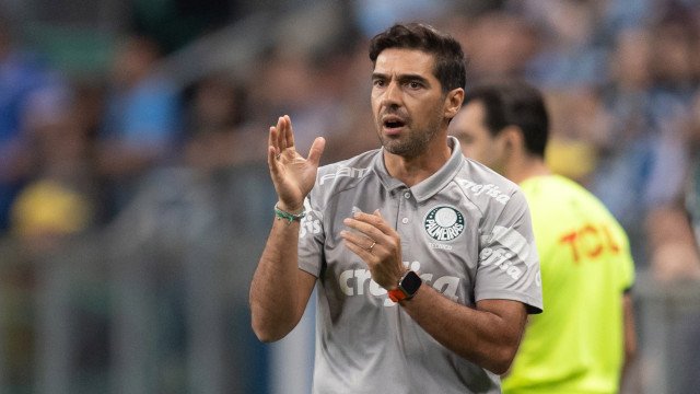 Abel Ferreira prega humildade após Palmeiras voltar ao topo: ‘Faltam três batalhas, não uma’