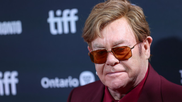 Elton John revela perda de visão no olho direito devido a uma infecção