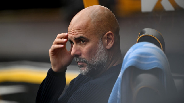 "Guardiola é indespedível", diz Carragher sobre crise no Manchester City