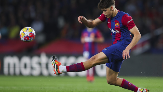 Jogador do Barcelona leva 10 pontos no rosto após choque na Liga dos Campeões