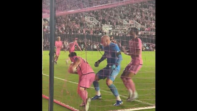 Messi marca, foge com a bola e gera confusão na eliminação do Inter Miami