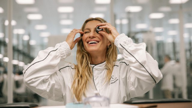 Gisele Bündchen exibe pela primeira vez barriguinha de grávida em evento