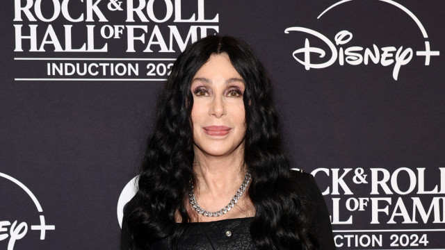 Cher relembra encontro com Salvador Dalí após sexo grupal de artista