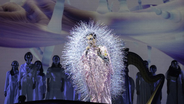 Björk faz 59 anos; relembre os looks mais extravagantes da cantora