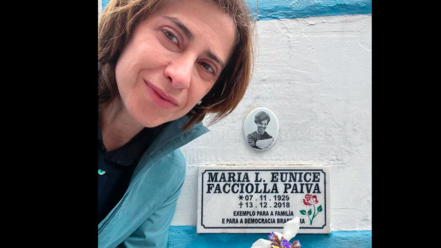 Fernanda Torres mostra ida a túmulo de Eunice Paiva