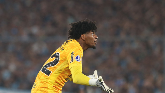 Vice diz que Flamengo ‘não se sente confortável com garantias do Corinthians’ sobre Hugo Souza