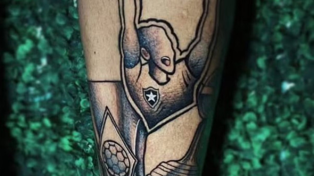 Torcedor tatua taças do Brasileirão e da Libertadores antes de decisões