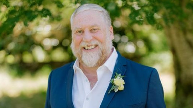 Ator Julien Arnold morre no palco durante apresentação no Canadá